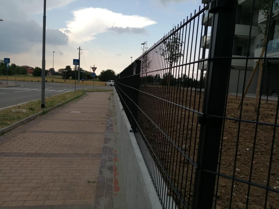 Condominio protetto da recinzione modulare a maglia elettrosaldata fissata su paletti robusti. L'installazione di questa recinzione che delimita il giardino del condominio dal suolo pubblico, è una recinzione a maglia elettrosaldata modulare