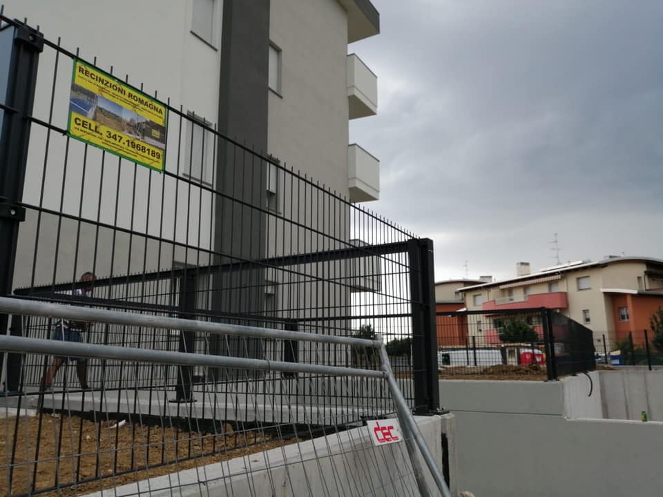 Condominio protetto da recinzione modulare a maglia elettrosaldata fissata su paletti robusti. L'installazione di questa recinzione che delimita il giardino del condominio dal suolo pubblico, è una recinzione a maglia elettrosaldata modulare