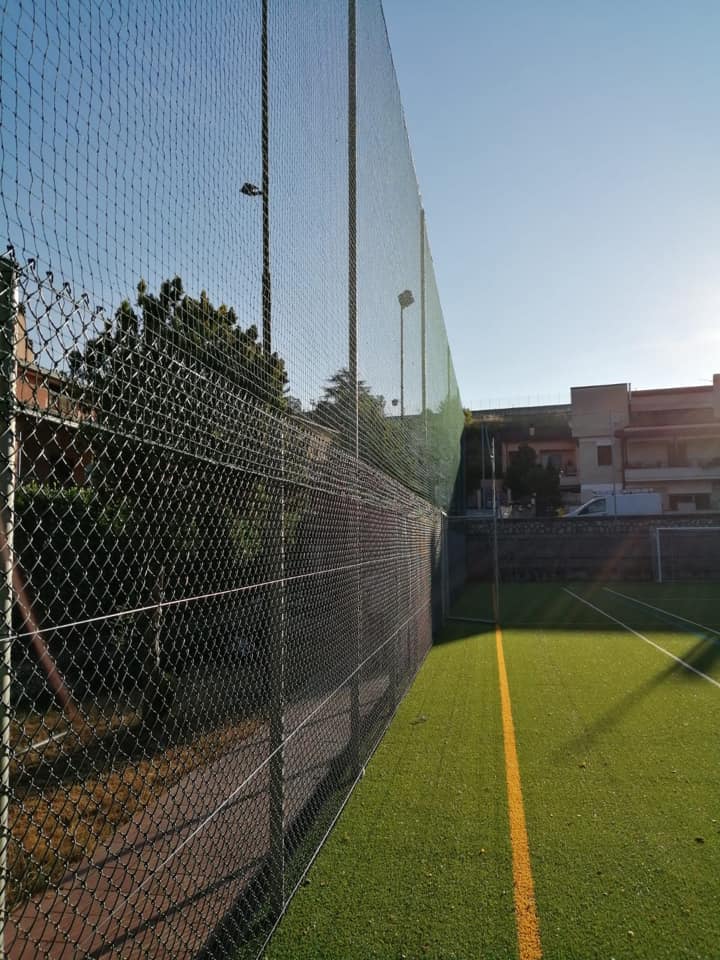 A struttura doppia o singola, la protezione dei campi da calcetto viene eseguita da <hd>Recinzioni Romagna</hd> rispettando tutte le specifiche richieste