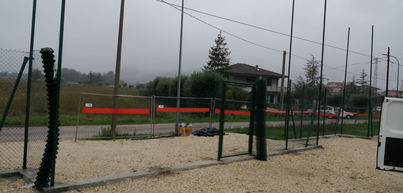 
Nel comune di Pescara <hd>Recinzioni Romagna</hd> ha realizzato la recinzione di un campo da calcio con rete a maglia rivestita