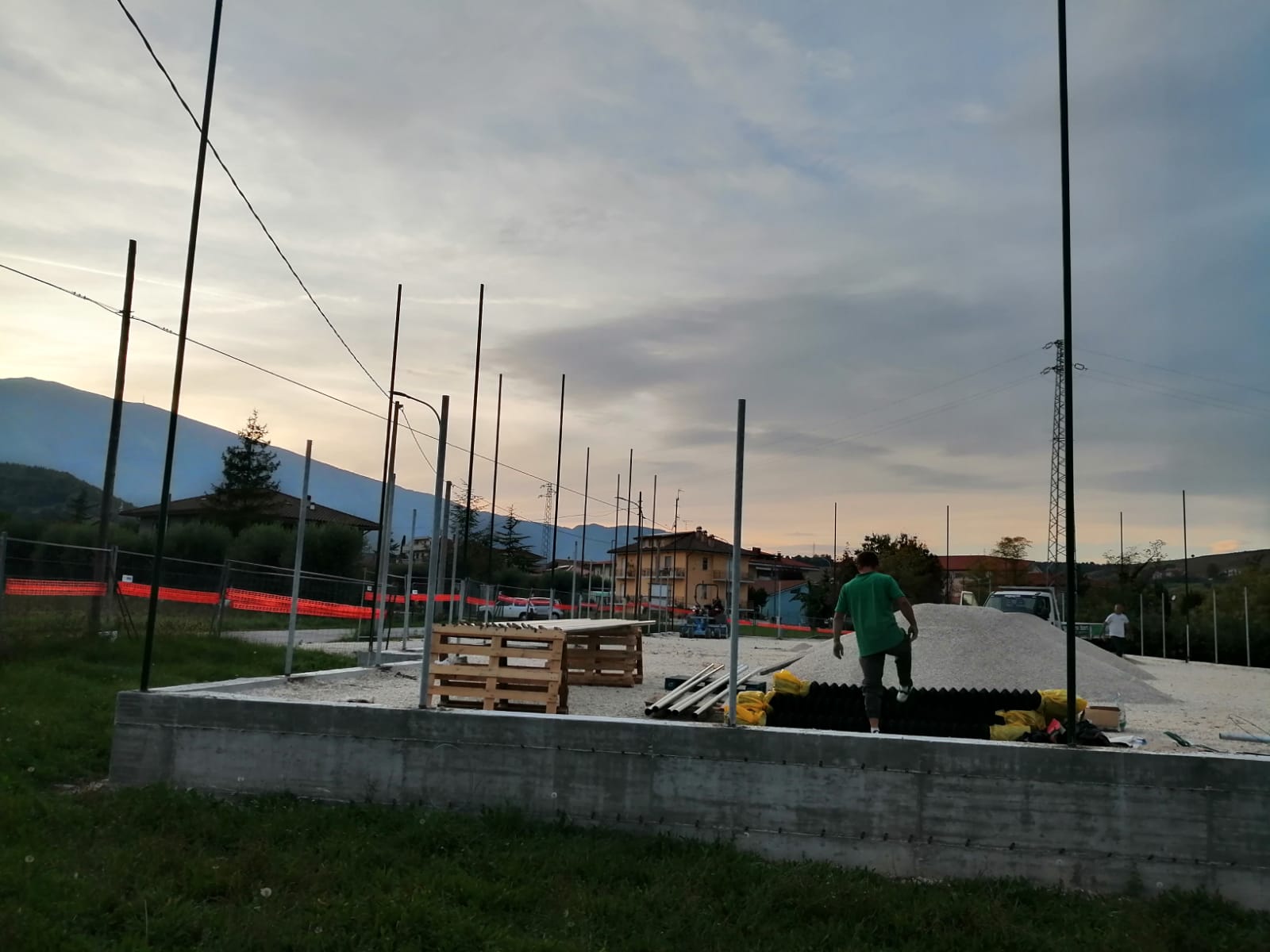 
Nel comune di Pescara <hd>Recinzioni Romagna</hd> ha realizzato la recinzione di un campo da calcio con rete a maglia rivestita