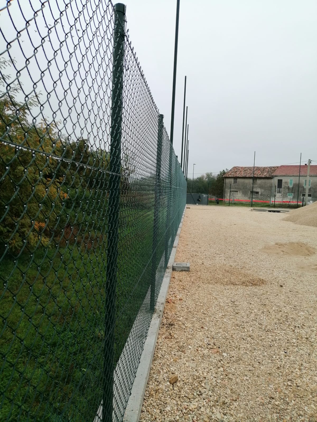 
Nel comune di Pescara <hd>Recinzioni Romagna</hd> ha realizzato la recinzione di un campo da calcio con rete a maglia rivestita