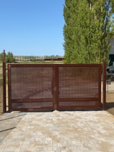 Cancello finiture marroni